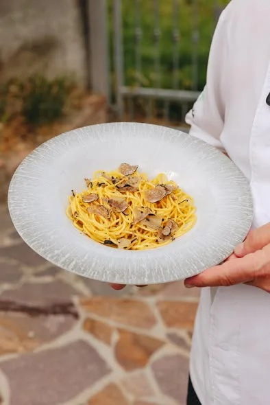 Un piatto portato al tavolo di La Pineta