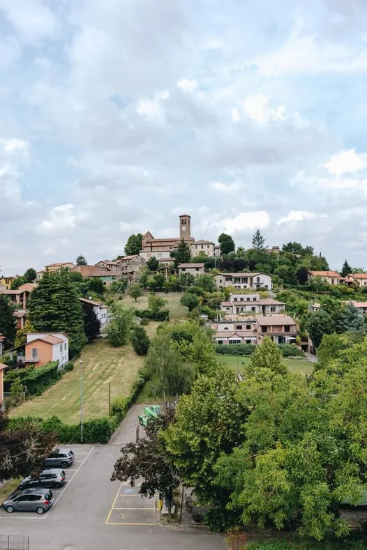 Veduta di Fortunago con il borgo raccolto intorno alla chiesa