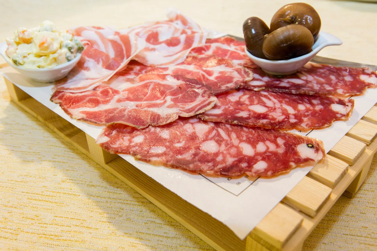 Tagliere di salumi servito al Ristorante La Pineta